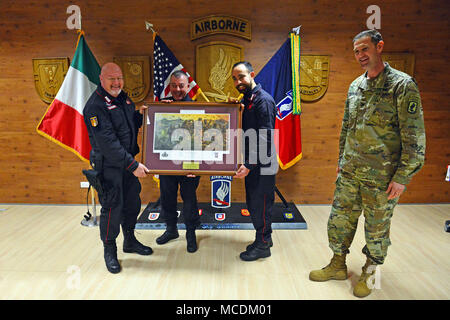 Von rechts, U.S. Army Colonel James Bartholomees III, Kommandant der 173Rd Airborne Brigade, präsentiert eine gerahmte 173Rd Airborne Brigade Abstammung drucken, um die Appuntato Scelto Antonio Apicella, Maresciallo Dante Ricci und, Luogo Tenente Graziano Chiarello der Italienischen Armee Carabinieri SETAF, für ihren Beitrag zur Freiheit des 173Rd Airborne Brigade der Bewegung in ganz Italien und Europa, Caserma Del Din, 15. Febr. 2018, Vicenza, Italien. (U.S. Armee Foto von Paolo Bovo) Stockfoto