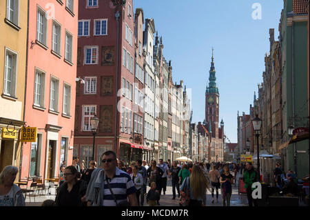 Gotische Rechtstädtisches Rathaus und Ulica Dluga (Long Lane) in der Stadt im historischen Zentrum von Danzig, Polen. 14. April 2018 © wojciech Strozyk/Alamy Stockfoto