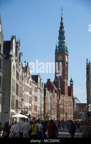 Gotische Rechtstädtisches Rathaus und Ulica Dluga (Long Lane) in der Stadt im historischen Zentrum von Danzig, Polen. 14. April 2018 © wojciech Strozyk/Alamy Stockfoto