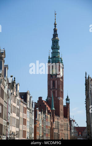 Gotische Rechtstädtisches Rathaus und Ulica Dluga (Long Lane) in der Stadt im historischen Zentrum von Danzig, Polen. 14. April 2018 © wojciech Strozyk/Alamy Stockfoto