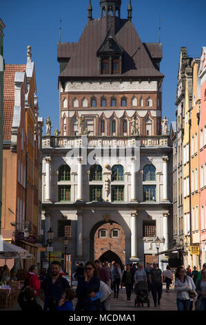 Renaissance Zlota Brama (Golden Gate) und gotische Wieza Wiezienna (Gefängnis Turm) von Przedbramie Dlugiej Ulicy (Fore Tor Komplex der Dluga Straße) und L Stockfoto