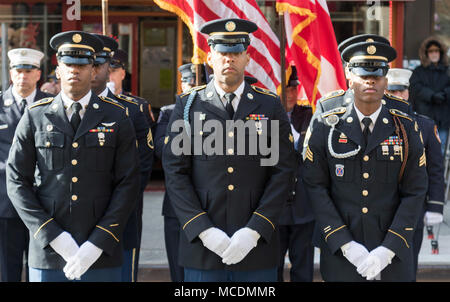 Ehrengarde Soldaten mit der NEW YORK Army National Guard stehen bereit für den Trauerzug für Pfc zu beginnen. Emmanuel Mensah an Unserer Lieben Frau auf dem Berg Karmel Kirche, Bronx, NEW YORK, Jan. 17, 2018. New York City Fire Beamten Kredit Mensah mit Sparen vier Leben bei einem Wohnungsbrand 28.12.2017, Rettung von Personen drei Mal, bevor er in das Gebäude zurück und kam nicht heraus. Pfc. Mensah abgeschlossen Erweiterte individuelles Training in Fort Lee, Va., Anfang Dez. 2017, und beabsichtigt, als ein radfahrzeug Mechaniker zu dienen und zu Bohren mit 107 Mi der New York Army National Guard Stockfoto