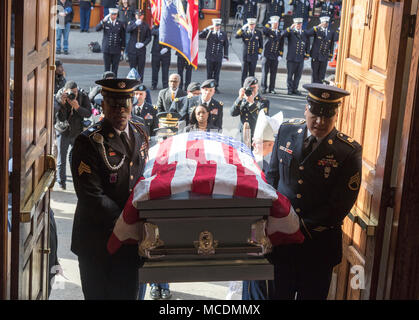 Ehrengarde Soldaten mit der NEW YORK Army National Guard tragen den Sarg von Pfc. Emmanuel Mensah in Unserer Lieben Frau vom Berg Karmel Kirche, Bronx, NEW YORK, Jan. 17, 2018. New York City Fire Beamten Kredit Mensah mit Sparen vier Leben bei einem Wohnungsbrand 28.12.2017, Rettung von Personen drei Mal, bevor er in das Gebäude zurück und kam nicht heraus. Pfc. Mensah abgeschlossen Erweiterte individuelles Training in Fort Lee, Va., Anfang Dez. 2017, und beabsichtigt, als ein radfahrzeug Mechaniker zu dienen und zu Bohren mit 107 Militärische der New York Army National Guard Polizei Unternehmen im Jan. Stockfoto