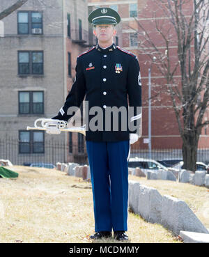 Ein hornist mit der West Point Army Band spielt Armaturen bei der Beerdigung der NEW YORK Army National Guard Pfc. Emmanuel Mensah im Woodlawn Friedhof, Bronx, NEW YORK, Jan. 17, 2018. New York City Fire Beamten Kredit Mensah mit Sparen vier Leben bei einem Wohnungsbrand 28.12.2017, Rettung von Personen drei Mal, bevor er in das Gebäude zurück und kam nicht heraus. Pfc. Mensah abgeschlossen Erweiterte individuelles Training in Fort Lee, Va., Anfang Dez. 2017, und beabsichtigt, als ein radfahrzeug Mechaniker zu dienen und zu Bohren mit 107 Militärische der New York Army National Guard Polizei Unternehmen i Stockfoto