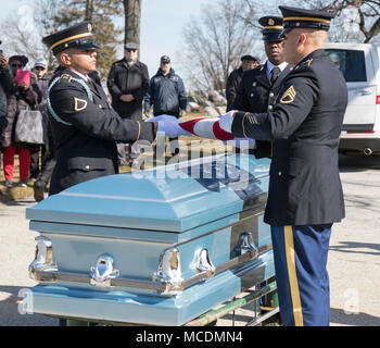 Ehrengarde Soldaten mit der NEW YORK Army National Guard falten Sie die amerikanische Fahne über den Sarg von Pfc. Emmanuel Mensah während seiner Beerdigung im Woodlawn Friedhof, Bronx, NEW YORK, Jan. 17, 2018. New York City Fire Beamten Kredit Mensah mit Sparen vier Leben bei einem Wohnungsbrand 28.12.2017, Rettung von Personen drei Mal, bevor er in das Gebäude zurück und kam nicht heraus. Pfc. Mensah abgeschlossen Erweiterte individuelles Training in Fort Lee, Va., Anfang Dez. 2017, und beabsichtigt, als ein radfahrzeug Mechaniker zu dienen und zu Bohren mit 107 der New York Army National Guard Militar Stockfoto