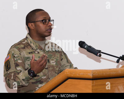 ANSBACH, Deutschland. Feb 15, 2018. 1. Sgt. Alvin T. Weiß, erster Sergeant USAG Ansbach spricht während des Black History Month 2018 Beachtung, die bei von Steuben Community Center in Bismark Kaserne gefeiert wurde und gehostet von US Army Garrison (USAG) Ansbach und 12 Combat Aviation Brigade. (U. S. Armee video von visuellen Informationen Spezialist Eugen Warkentin) Stockfoto