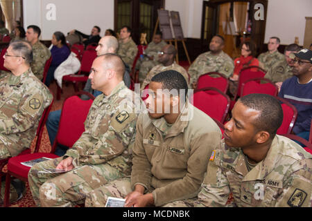 ANSBACH, Deutschland. Feb 15, 2018. Black History Month 2018 Einhaltung gefeiert wurde bei Von Steuben Community Center in Bismark Kaserne der US-Armee Garnison (USAG) Ansbach und 12 Combat Aviation Brigade gehostet werden. Einleitende Bemerkungen 1. Sgt. Alvin T. Weiß, erster Sergeant USAG Ansbach. Gastredner Herr Tyrone D. Arnold und Frau Stacy Steinhoff. (U. S. Armee video von visuellen Informationen Spezialist Eugen Warkentin) Stockfoto