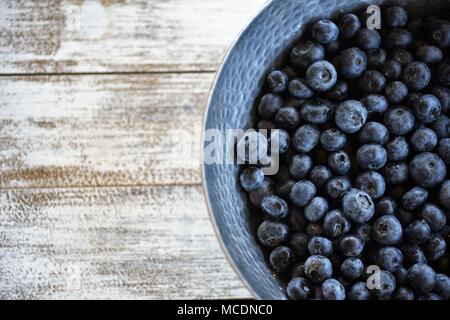 Schöne Schale von Vivid blue reife Heidelbeeren mit weiß getünchten Holz Hintergrund. Das Paket umfasst das Zimmer für Text Stockfoto