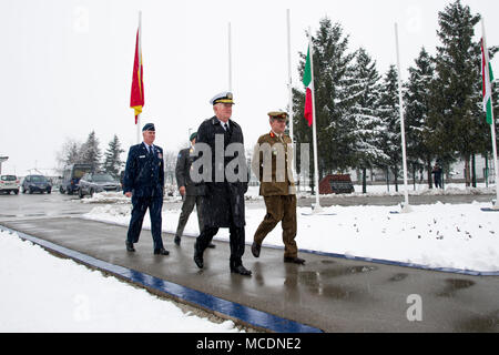 Us-Marine Admiral James Foggo, britische Armee, General Sir James Everard, Österreichische Armee Generalmajor Anton Waldner und US Air Force Brig. Gen. Robert Huston März europäische Soldaten während der Begrüßungszeremonie, Feb.21, 2018 in die NATO und EUFOR Hauptsitz, Camp Butmir, Sarajevo. Foggo als Allied Joint Force Command Naples Commander dient, Everard dient als der NATO der Stellvertretende Oberste Alliierte Befehlshaber Europa, Waldner dient als die Europäische Union kraft Althea Commander und Huston dient als das NATO-Hauptquartier Sarajevo Commander. (U.S. Air Force Foto: Staff Sgt. Amber Sorsek) Stockfoto