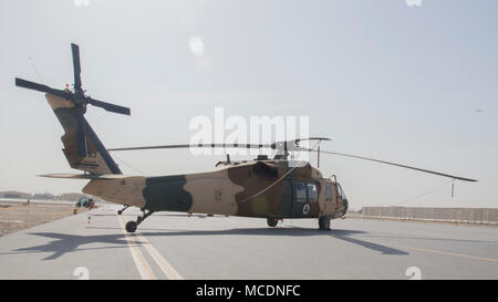 Einen afghanischen Luftwaffe UH-60 Februar 18, 2018, in Kandahar Air Wing, Afghanistan. Die Hauptaufgabe der UH-60 Truppe und Fracht. (U.S. Air Force Foto: Staff Sgt. Jared J. Duhon) Stockfoto