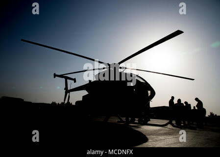 Einen afghanischen Luftwaffe MD-530 Februar 18, 2018, in Kandahar Air Wing, Afghanistan. Das MD-530 ist ein Kampf bewährt. Flugzeuge, die entwickelt wurde in großen Höhen und heißes Wetter (USA zu bedienen Air Force Illustration von Staff Sgt. Jared J. Duhon) Stockfoto