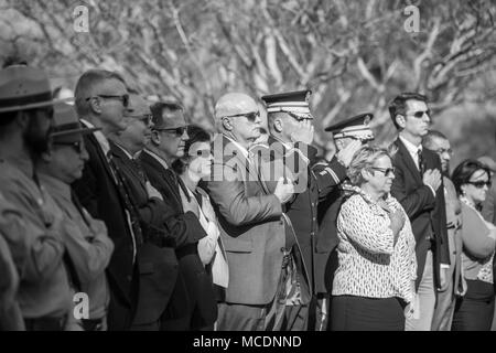 Teilnehmer, darunter den nationalen Friedhof von Arlington und National Park Service Mitarbeiter, render Ehren beim Tippt während der USS Maine Memorial Umwidmung Wreath-Laying Zeremonie in Abschnitt 24 der Arlington National Cemetery, Arlington, Virginia, Feb 21, 2018 gespielt werden. Arlington National Friedhof und der Naval Bezirk Washington bewirtete die Umwidmung Zeremonie, die über 10 Jahre Restaurierungsarbeiten auf der USS Maine Memorial es wieder zu seinem ursprünglichen Aussehen 1915 zu bringen. Die USS Maine Memorial ist ein Denkmal für die vielen Leben vor über 100 Jahren verloren. In 19 gewidmet Stockfoto