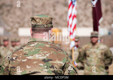 Command Sgt. Maj. William Vernon, command Sergeant Major, Truppe den Befehl, William Beaumont Army Medical Center, beobachtet Soldaten während einer Änderung der Verantwortung Zeremonie an Wbamc, 24.02.13. Stockfoto