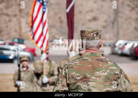 Command Sgt. Maj. Michael Fetzer, ausgehende command Sergeant Major, Truppe den Befehl, William Beaumont Army Medical Center, beobachtet Soldaten während einer Änderung der Verantwortung Zeremonie an Wbamc, 24.02.13. Stockfoto