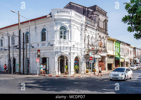 Straße Ecke mit Sino portugiesische Architektur, alte Stadt Phuket, Thailand Stockfoto