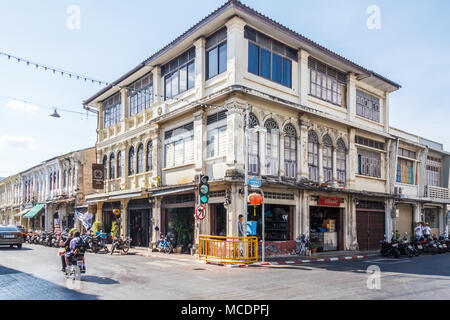 Straße Ecke mit Sino portugiesische Architektur, alte Stadt Phuket, Thailand Stockfoto