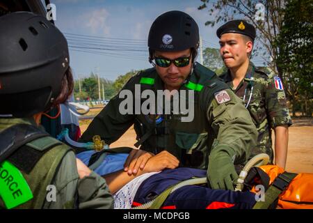 Ein Royal Thai Air Force service Mitglied bereitet einen Patienten an der Luft für medizinische Aufmerksamkeit während eines Katastrophenhilfe Rescue Übung in der Unterstützung von Cobra Gold 2018 in der Provinz Chachoengsao gehoben, Königreich Thailand, Feb 22, 2018. Bohrer wie diese bieten ein Schauplatz sowohl für die Vereinigten Staaten und Partner Nationen Interoperabilität und Erhöhung der Kapazitäten in der Planung und Abwicklung von komplexen und realistischen multinationale Truppe vorzurücken und kombinierte Task Force. CG18 ist eine jährliche Übung im Königreich Thailand durchgeführt und läuft vom 13-23 Februar mit sieben volle teilnehmende Nationen Stockfoto