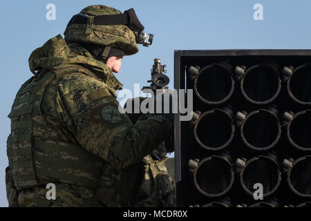 Eine kroatische Artillerie Soldaten bis zum Vulkan Batterie zugewiesen Schreibt koordiniert und zielt darauf ab, die raketenartillerie System, während in der Schlacht der Gruppe Polen übung Puma die Teilnahme an einer Reihe in der Nähe der Bemowo Piskie, Polen, Jan. 22, 2018. Dieser Soldat ist ein Teil der einzigartigen, multinationalen Battle Group aus USA, Großbritannien, Kroatischen und rumänischen Soldaten, die mit der polnischen 15 mechanisierte Brigade als Abschreckung Kraft im Nordosten Polens zur Unterstützung des NATO-Enhanced vorwärts Präsenz dienen. (U.S. Armee Foto von SPC. Andrew McNeil/22 Mobile Public Affairs Abteilung) Stockfoto