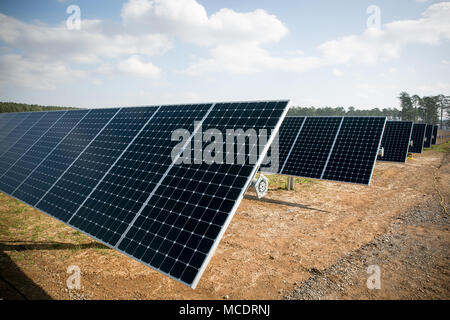 Team Redstone weiht ein Solarenergie und Batterie Speicher während einer Ribbon Cutting Feb.23, 2018, an der Redstone Arsenal, Alabama. Die Projekt- und Batterie Storage System erzeugt, der Kraftstoff für die Verwendung durch Redstone Arsenal und seine Mieter, und es ist in der Lage, die Speicherung von Strom Nachfrage während der Verbrauch auszugleichen. (U.S. Armee Foto von Sgt. 1. Klasse Teddy Furt) Stockfoto