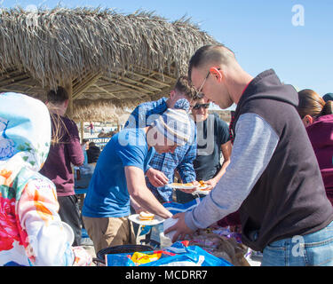 Motor Transport Platoon, 1st Maintenance Battalion, 1st Marine Logistics Group ist ein Logistikelement des United States Marine Corps, das in Camp Pendleton stationiert ist. Am 23. Februar 2018 versammelten sich die Marines in Del Mar Beach zu einem kommandoorganisierten Zusammenhalt-Event. Das Archivbild erfasst das Personal, das an einer moralischen Aktivität in der Küstenschulungsanlage teilnimmt. Stockfoto