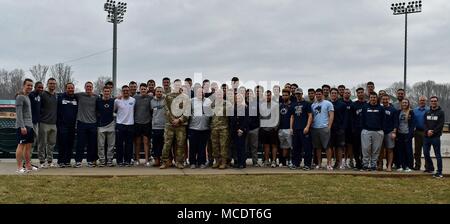 Die Penn State Baseball Team übernimmt ein Gruppenfoto mit Brig. Gen. James Bonner, der Kommandant der 20. Chemische, biologische, nukleare, radiologische, Sprengstoffe (CBRNE) Befehl, seine Frau Debbie und seinen Aide-de-camp, 1 Lt Andy Harvey. Der trainerstab der Nittany Lions Baseball Team bat Bonner auf Führung als das Team Ripken Stadium in Aberdeen, Md., zu sprechen Feb 10. Stockfoto