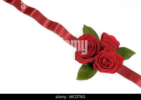 Ecke Grenze von roten Rosen und Satinband (Bitte beachten Sie, dass Ich die Blumen nicht vollständig isoliert, um die empfindlichen Kanten zu bewahren). Stockfoto