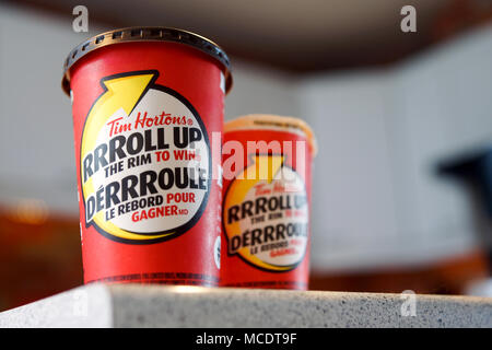 Montreal, Kanada, 14. April 2018. Close-up von einem Tim Hortons Roll-up der RIM-contest Papier Kaffeetasse zu gewinnen. Credit: Mario Beauregard/Alamy leben Nachrichten Stockfoto