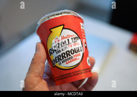 Montreal, Kanada, 14. April 2018. Close-up von einem Tim Hortons Roll-up der RIM-contest Papier Kaffeetasse zu gewinnen. Credit: Mario Beauregard/Alamy leben Nachrichten Stockfoto