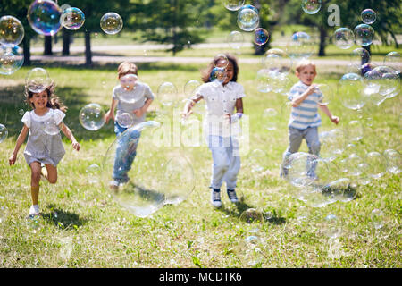 Bis zu fangen Seifenblasen gewickelt Stockfoto