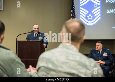 James W. Flüsse, 123 Intelligence Squadron Betriebsleiter, spricht über seine Erfahrungen während der Arbeit den Rang eines Chief Master Sgt. Bei seiner Förderung auf Ebbing Air National Guard Base, Fort Smith, Arche, 24.02.2018. Flüsse trug in der Luftwaffe im Juli 1986 und hat entscheidende Rollen in der Intelligenz der Gemeinschaft sowohl in den aktiven Dienst und der Air National Guard serviert. (U.S. Air National Guard Foto von älteren Flieger Matthew Matlock) Stockfoto