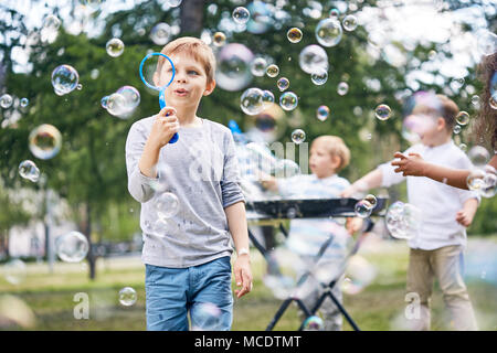 Kleine Jungen machen Seifenblasen Stockfoto