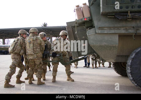 Ein howitzer Crew von Archer Batterie, Field Artillery Squadron, 2d-Cavalry Regiment, demonstrieren, wie schwerfällig Der tow Gerät ist für einen M777 Haubitze Haken bis zu einer Stryker Fahrzeug zu bekämpfen. Die Crew Feedback gegeben, wie ein Stryker müssten geändert werden, ein howitzer Crew und ihrer Ausrüstung während einer Mission zu erfüllen. (Foto: Staff Sgt. Jennifer Bunn) Stockfoto