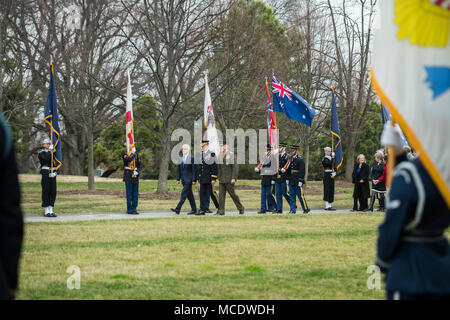 (Vordere Reihe) der australische Premierminister Malcolm Turnbull (links) begleitet wird von Generalmajor Michael Howard (Mitte), Kommandierender General, Joint Force Headquarters - National Capital Region und US Army Military District von Washington; und Vorsitzende des Generalstabs, General Joseph Dunford (rechts), während eines bewaffneten Kräfte die volle ehrt Wreath-Laying Zeremonie auf dem Arlington National Cemetery, Arlington, Virginia, Feb 22, 2018. Turnbull mit Arlington National Cemetery Senior Leadership, das Denkmal Amphitheater Anzeige Zimmer tourte, und legte einen Kranz am Grabmal des Unbekannten Soldaten als Stockfoto