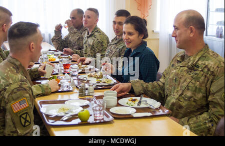 Yavoriv, Ukraine - US-Vertreter Elise Stefanik (R-NY) isst Chow mit US-Soldaten, die Gemeinsame Multinationale Ausbildung Gruppe - Ukraine (JMTG-U) bei einem Besuch der Yavoriv Combat Training Center (CTC) hier Feb 23. Während der stefanik Met mit US Service Mitglieder der JMTG-U-Training durch 27 Infantry Brigade Combat Team Soldaten im Feld durchgeführt wurden beobachtet. (U.S. Armee Foto von Sgt. Alexander Rektor) Stockfoto