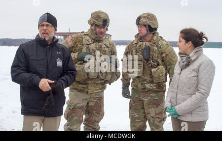 Yavoriv, Ukraine - US-Vertreter Anthony Brown (D-MD) und Rep. Elise Stefanik (R-NY) trifft mit US-Soldaten auf die Gemeinsame Multinationale Ausbildung Gruppe - Ukraine bei einem Besuch der Yavoriv Combat Training Center (CTC) hier Feb 23 zugeordnet. Während der Begehung Braun und Stefanik Ausbildung an der CTC durchgeführt beobachtet, Mittag gegessen mit Soldaten, und traf mit führenden Persönlichkeiten der JMTG-U. (U.S. Armee Foto von Sgt. Alexander Rektor) Stockfoto