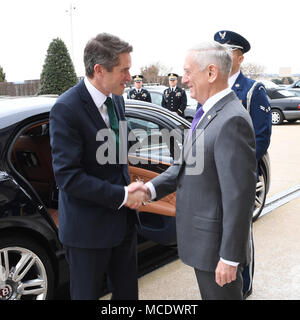 Verteidigungsminister James N. Mattis Hosts eine bewaffnete Kräfte die volle Cordon Zeremonie zu Ehren der Staatssekretär für Verteidigung, Gavin Williamson bei seinem Besuch am Eingang des Pentagon in Arlington, Virginia, Feb 1, 2018. (U.S. Armee Foto von Darrell Hudson) Stockfoto