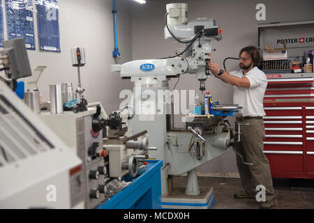 Ryan Lynch, einen SOFWERX Special Operations Forces Techniker aus der mobilen Technologie Repair Complex, Mühlen eine Metallplatte an der SOFWERX Gießerei in Tampa, Fla., Nov. 6, 2018. Zusätzlich zu der Fertigung von kundenspezifischen Geräten, die Gießerei unterstützt Service Mitglieder durch Prototyping und Reparatur. SOFWERX ist ein Open Collaboration Service erfolgreich dass Hunderte von nicht-traditionellen Partnern gemeinsam auf einige der schwierigsten Probleme US Special Operations Command's zu arbeiten. (Foto: US Air Force Master Sgt. Barry Loo) Stockfoto