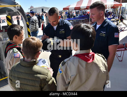 180224-N-ZC 358-0025 NAF EL Centro, Kalifornien (Feb. 24, 2018) Blue Angels Crew Chiefs, Aviation Ordnanceman 2. Klasse, Josh Labbe, und Aviaton Ordnanceman 1. Klasse, Brandon Bates, Autogramme für lokale Pfadfinder nach einer Praxis Demonstration. Der Blaue Engel sind geplant mehr als 60 Demonstrationen an mehr als 30 Standorten in den USA im Jahr 2018 durchzuführen. (U.S. Marine Foto von Mass Communication Specialist 2. Klasse Jess Grau/Freigegeben) Stockfoto