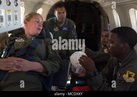 Flieger zum 18 Aeromedical Evacuation Squadron Praxis medizinische Verfahren innerhalb einer C-12 J Huron zugeordnet, die 459Th Airlift Squadron zugewiesen, während der Übung bewältigen Nord 2018 bei Andersen Air Force Base, Guam, 24.02.20. COPE NORTH ermöglicht US-amerikanischen und alliierten Streitkräfte humanitäre Hilfe und Katastrophenhilfe für die Vorbereitung auf und vor den verheerenden Folgen der Naturkatastrophen wieder zu üben. (U.S. Air Force Foto von Airman 1st Class Juan Torres Chardon) Stockfoto