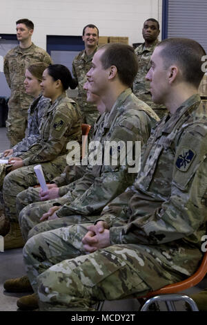 10 Maryland National Guard Soldaten in die 629Th Expeditionary Military Intelligence Battalion zugeordnet eingesetzt nach Ft. Gordon, Georgia von Laurel, Maryland am 13.02.26., 2018. Der militärische Geheimdienst Soldaten wird der aktive Befehl Pflicht durch die Geospatial intelligence Bilder unterstützen; Analyse von Overhead- und Luftaufnahmen von fotografischen und elektronischen Funktionen. (U.S. Nationalgarde Foto von Cpl. Elizabeth Scott) Stockfoto