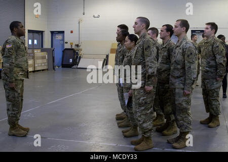 10 Maryland National Guard Soldaten in die 629Th Expeditionary Military Intelligence Battalion zugeordnet eingesetzt nach Ft. Gordon, Georgia von Laurel, Maryland am 13.02.26., 2018. Der militärische Geheimdienst Soldaten wird der aktive Befehl Pflicht durch die Geospatial intelligence Bilder unterstützen; Analyse von Overhead- und Luftaufnahmen von fotografischen und elektronischen Funktionen. (U.S. Nationalgarde Foto von Cpl. Elizabeth Scott) Stockfoto