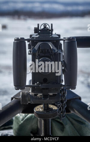 Ein M2 Maschinengewehr sitzt auf der Schusslinie in Betrieb Cold Steel II am Fort McCoy, Wis., Feb 25, 2018. Betrieb Cold Steel ist der US-Armee finden Crew - Serviert Waffen Qualifizierung und Validierung ausüben, um sicherzustellen, dass America's Army Reserve Einheiten und Soldaten ausgebildet sind und bereit, auf kurze bereitstellen - Bekanntmachung als Teil bereit, Kraft X und überall in der Welt bekämpfen - bereit und tödlichen Feuerkraft zur Unterstützung der Armee und unsere gemeinsamen Partner bringen. (U.S. Armee finden Foto von Sgt. Robert Farrell // 86th Abteilung Weiterbildung) Stockfoto