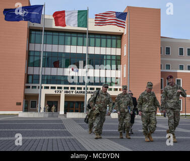 Die NATO, der italienischen und der amerikanischen Flagge, bilden den Hintergrund für die Diskussion zwischen US Army Europe Kommandeur, Generalleutnant Christopher Cavoli, 173Rd Airborne Brigade Kommandeur, Oberst Jay Bartholomees und Usag - Italien Kommandeur, Oberst Erik Berday in Vicenza, Italien. Stockfoto