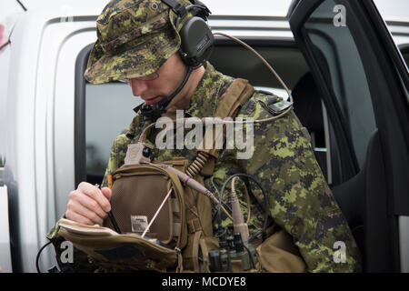 Kanadische Royal Air Force Warrant Officer Macintyre, gemeinsame Endgerät angreifen Controller verwendet, um ein Gerät zu bestätigen Koordinaten bei kombinierten Training, Februar 20, 2018, in Lakeland, Ga verbündeten Kräfte von der Craf und Neuseeland Armee reiste nach Moody Air Force Base mit der 75Th Fighter Squadron auf Close Air Support von Feb.20-23 zu trainieren. (U.S. Air Force Foto: Staff Sgt. Eric Sommer jr.) Stockfoto