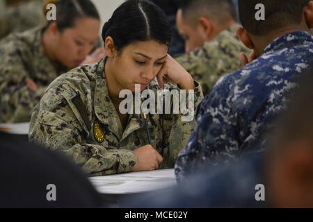 180211-N-VY 375-022 Bell Gardens, Calif (Feb 11, 2018) eine Reserve Sailor Navy Operational Support Center (Nosc) Los Angeles zugewiesen ist, in der Weiterentwicklung Untersuchung in der exerzierhalle am NOSC Los Angeles. Finden Segler ergänzen und Arbeit neben Ihrer aktiven Kollegen auf See, an Land und in der Luft, die sich auf alle Preise und Aufträge, die Marine zu bieten hat. (U.S. Marine Foto von Mass Communication Specialist 2. Klasse Pyoung K. Yi/Freigegeben) Stockfoto