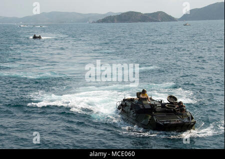 180227-N-DC 385-119 GOLF VON THAILAND (Feb. 27, 2018) Amphibisches Fahrzeuge (AAV), auf die 3 Assault Amphibian Bataillon, 3 d Marine Division (MARDIV) Ansatz der gut Deck des Amphibious Assault ship USS BONHOMME RICHARD (LHD6). Bonhomme Richard im indopazifischen Region als Teil einer regelmäßigen Patrouillen- und bietet eine schnelle Reaktionsfähigkeit im Fall der regionalen Kontingenz oder Naturkatastrophen. (U.S. Marine Foto von Mass Communication Specialist 3. Klasse Cosmo Walrath/Freigegeben) Stockfoto