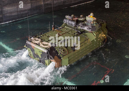 180227-N-DC 385-130 GOLF VON THAILAND (Feb. 27, 2018) ein amphibisches Fahrzeug (AAV), zugeordnet zu den 3 Assault Amphibian Bataillon, 3d Marine Division (MARDIV), tritt in die gut Deck des Amphibious Assault ship USS BONHOMME RICHARD (LHD6). Bonhomme Richard im indopazifischen Region als Teil einer regelmäßigen Patrouillen- und bietet eine schnelle Reaktionsfähigkeit im Fall der regionalen Kontingenz oder Naturkatastrophen. (U.S. Marine Foto von Mass Communication Specialist 3. Klasse Cosmo Walrath/Freigegeben) Stockfoto