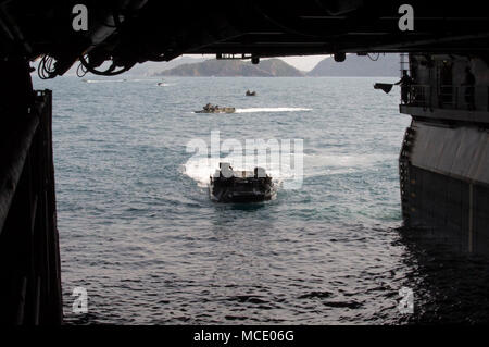 180227-N-DC 385-301 GOLF VON THAILAND (Feb. 27, 2018) Amphibisches Fahrzeuge (AAV), auf die 3 Assault Amphibian Bataillon, 3 d Marine Division (MARDIV) Ansatz der gut Deck des Amphibious Assault ship USS BONHOMME RICHARD (LHD6). Bonhomme Richard im indopazifischen Region als Teil einer regelmäßigen Patrouillen- und bietet eine schnelle Reaktionsfähigkeit im Fall der regionalen Kontingenz oder Naturkatastrophen. (U.S. Marine Foto von Mass Communication Specialist 3. Klasse Cosmo Walrath/Freigegeben) Stockfoto