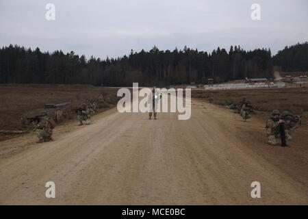 Georgische Soldaten von Charlie Company, 11 Leichte Infanterie Bataillon, 1 Infanterie Brigade sorgen für Sicherheit während einer Mission rehearsal Übung (MRE) bei der US-Armee Joint Multinational Readiness Center in Hohenfels, Deutschland, Feb.11, 2018. Die MRE ist ein US Marine Corps führen Übung mit fast 900 Soldaten aus Georgien, Ungarn und den USA die MRE auf der aktuellen Betriebsumgebung basiert und umfasst Lektionen gelernt, um die 11 Inf vorzubereiten. Bn. (Georgisch) für offensive und defensive Operationen und einer Bereitstellung zur Unterstützung der Operation Freiheit Sentinel. (U.S. Armee Stockfoto