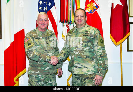 Von links, Brig. Gen. Eugene J. LeBoeuf, US-Armee Afrika wirkenden kommandierenden General und Oberst Joseph DeCosta, Kommandant der 3. Armee Polizei Gruppe, posieren für ein Foto in der USARAF commander Konferenzraum bei einem jüngsten Besuch in Caserma Ederle, Vicenza, Italien, Februar 27, 2018. (Foto von der U.S. Army Antonio Bedin) Stockfoto